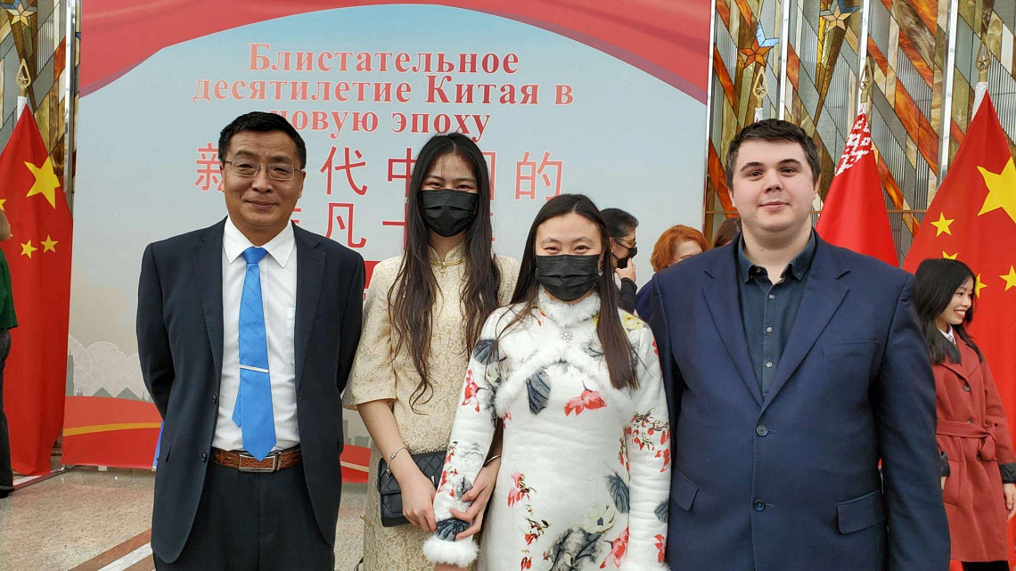 白俄罗斯国立技术大学科技孔子学院参加“新时代中国辉煌十年”图片展开幕式